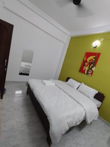 Postel nebo postele na pokoji v ubytování Ganga Putra Inn