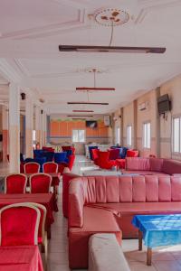 COMPLEXE GROUPE NJAYOU SARL-U (CGN HOTEL) في Mapara: غرفة بها مقاعد حمراء وزرقاء في قطار