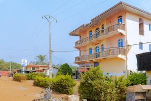 ein Gebäude mit Balkon auf der Seite in der Unterkunft COMPLEXE GROUPE NJAYOU SARL-U (CGN HOTEL) in Mapara