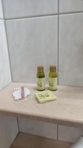 dos frascos sentados en un mostrador en un baño en Stressless aktivCARD Bayerischer Wald inklusive en Sankt Englmar