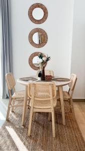 mesa de comedor con sillas y espejo en Canal view 3 bedroom holiday home with balcony, en Abu Dabi
