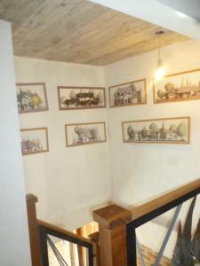 Habitación con una escalera con cuadros en la pared en Castillo del Diablo, en Punta del Diablo