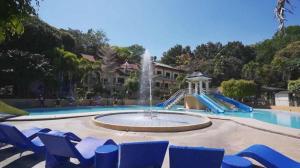 una piscina con fuente y toboganes en TAM-AN MOUNTAIN RESORT & HOTEL, en Bayombong