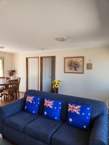 a living room with a blue couch with patriotic pillows at Taylor Cottage 
