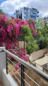 un ramo de flores rosas en un edificio en Seaside Haven - Alimos, en Atenas