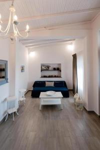 sypialnia z łóżkiem i stołem w obiekcie Our Luxury Houses - Suites w mieście Palaión Tsiflíkion