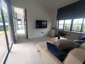 Una sala de estar con un sofá y un televisor. en Villa Noon, en Hinkong