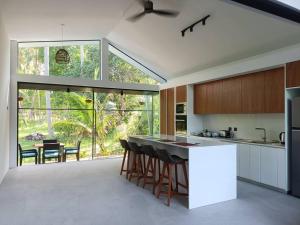 Una cocina con encimera y mesa con sillas. en Villa Noon, en Hinkong