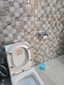 baño con aseo y cepillo de dientes en B-MORE COMFORT STAY, en Boma la Ngombe 29 fotos más