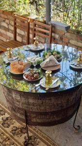 una mesa con platos de comida en la parte superior en gogi, en Tskaltubo
