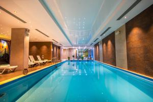 una gran piscina en un hotel con en Orbi Palace Hotel Room with Kitchen en Bakuriani