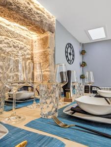 uma mesa com copos de vinho e pratos em Pedra Nova - Céntrico, Lujoso em Pontevedra