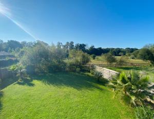 une vue aérienne sur un champ arboré et une clôture dans l'établissement Villa moderne avec piscine chauffée - Seignosse, à Seignosse