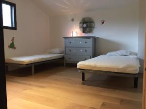 - 2 lits jumeaux dans une chambre avec commode dans l'établissement Villa moderne avec piscine chauffée - Seignosse, à Seignosse