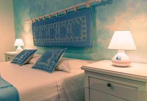 1 dormitorio con 1 cama con lámpara en un tocador en Casa del Campanil en Alguer
