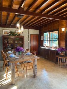 - une salle à manger avec une table et des chaises en bois dans l'établissement Cozycomo Chiang Dao - Pha Mok, à Amphoe Chiang Dao
