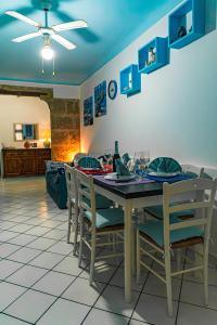 comedor con mesa y sillas en Casa del Campanil, en Alghero