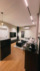 een woonkamer met een bank en een tv bij أجنحة لافينا الخاصة in Yanbu