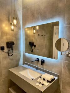 La salle de bains est pourvue d'un lavabo et d'un miroir. dans l'établissement أجنحة لافينا الخاصة, à Yanbu