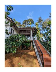 una casa con porche y escaleras delante en Daisy Land - Farm Stay. (Group of 4+ guests), en Cherambane