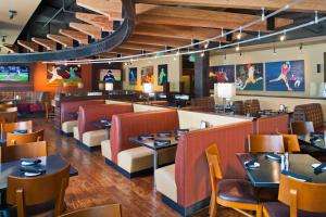 a dining room with tables and chairs in a restaurant at Silver Cloud Hotel - Seattle Stadium in Seattle
