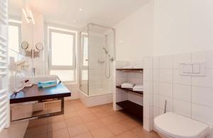 W łazience znajduje się prysznic, toaleta i umywalka. w obiekcie Gletscherblick Resort Kaprun by Jara w Kaprunie