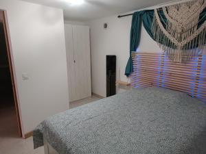 sypialnia z łóżkiem i oknem w obiekcie Châteaudouble : appartement au calme w mieście Châteaudouble