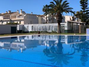 basen z palmą i budynek w obiekcie Laguna Beach, Todos los Santos w mieście Torrox Costa