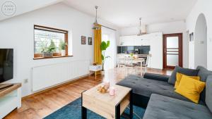 Televízia a/alebo spoločenská miestnosť v ubytovaní Apartamenty Kora Cieplice