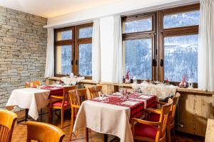 Restoran või mõni muu söögikoht majutusasutuses Hotel Biancospino
