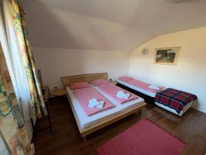 2 posti letto in una piccola stanza con lenzuola rosa di Ferienwohnung am Stambach a Bad Goisern