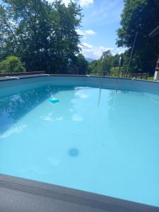 una gran piscina de agua azul en apartament simonka z jacuzzi zawoja, en Zawoja