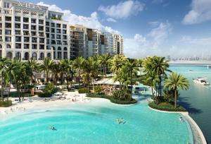 een luchtzicht op een resort met een groot zwembad bij Breeze 2 in Dubai