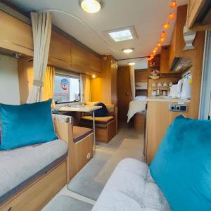 ポートリーにあるKintyre Caravanのソファとテーブル付きの小さな部屋