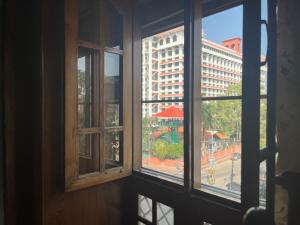 コーチにあるCourt View Homestayの建物が見える開いた窓