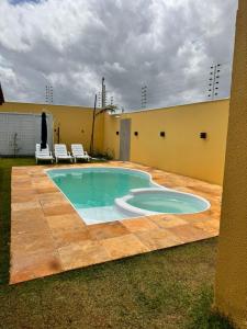 einen Pool im Hinterhof eines Hauses in der Unterkunft Casa de Praia Maceió in Maceió