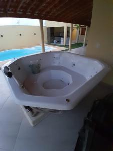 eine weiße Badewanne in einem Zimmer in der Unterkunft Casa de Praia Maceió in Maceió