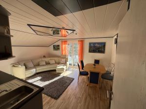 una sala de estar con un sofá y una mesa en Ferienwohnung am Stambach, en Bad Goisern