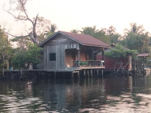 瓜隆島的住宿－Friend of Nature Bungalow，水面上码头上的房屋