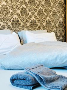 - un lit blanc avec une couverture dans l'établissement apartment ALUB, à Bischofshofen