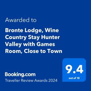 Ett certifikat, pris eller annat dokument som visas upp på Bronte Lodge, Wine Country Stay Hunter Valley with Games Room, Close to Town