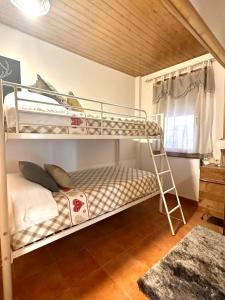 1 dormitorio con 2 literas en una habitación en Duplex a la plaça Major, en El Pont de Suert
