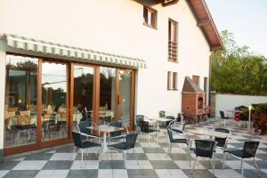 A restaurant or other place to eat at Penzion Jople