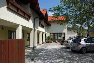 The building in which a vendégházakat is located