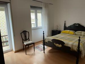 セジンブラにあるCasa do Mastroのベッドルーム1室(ベッド1台、椅子、窓付)