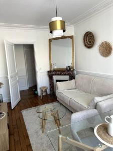 Кът за сядане в Appartement refait à neuf au pied de paris Paris