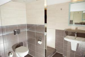 A bathroom at Penzion Jople