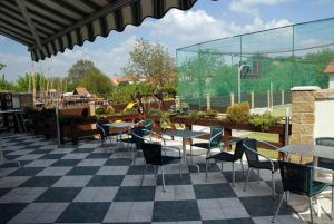A restaurant or other place to eat at Penzion Jople