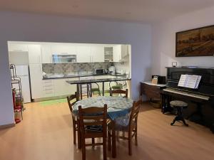 セジンブラにあるCasa do Mastroのキッチン、ダイニングルーム(テーブル、ピアノ付)