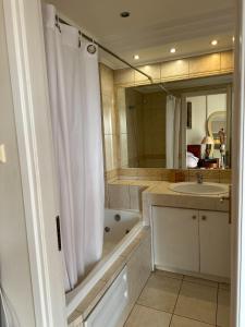 Et badeværelse på Villa in Voula 5 mins from the Beach